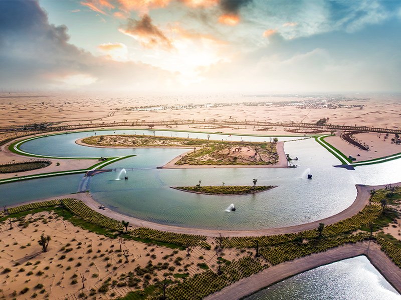 دریاچه دبی در وسط ماسه ها و شن های بیابان
